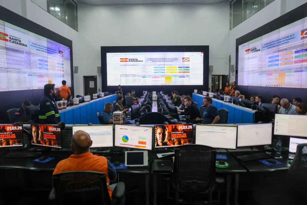 Com 294 municípios inscritos, o simulado mobilizou estruturas estaduais e municipais, testou protocolos em tempo real e já tem nova edição prevista para 7 de março de 2027– Foto: Thiago Kaue/SECOM/SC