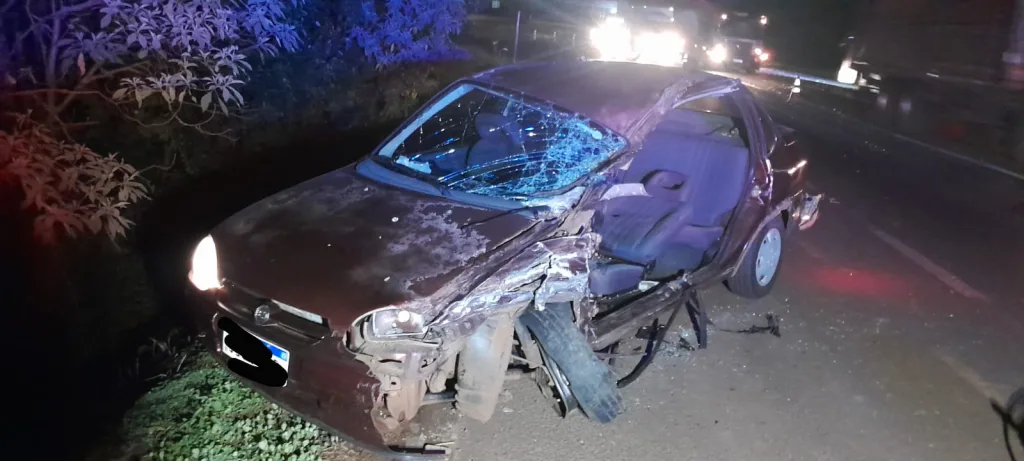Acidente entre carro e caminhão deixa jovem gravemente ferido na BR-282