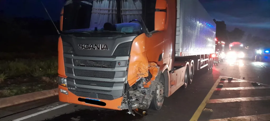 Acidente entre carro e caminhão deixa jovem gravemente ferido na BR-282