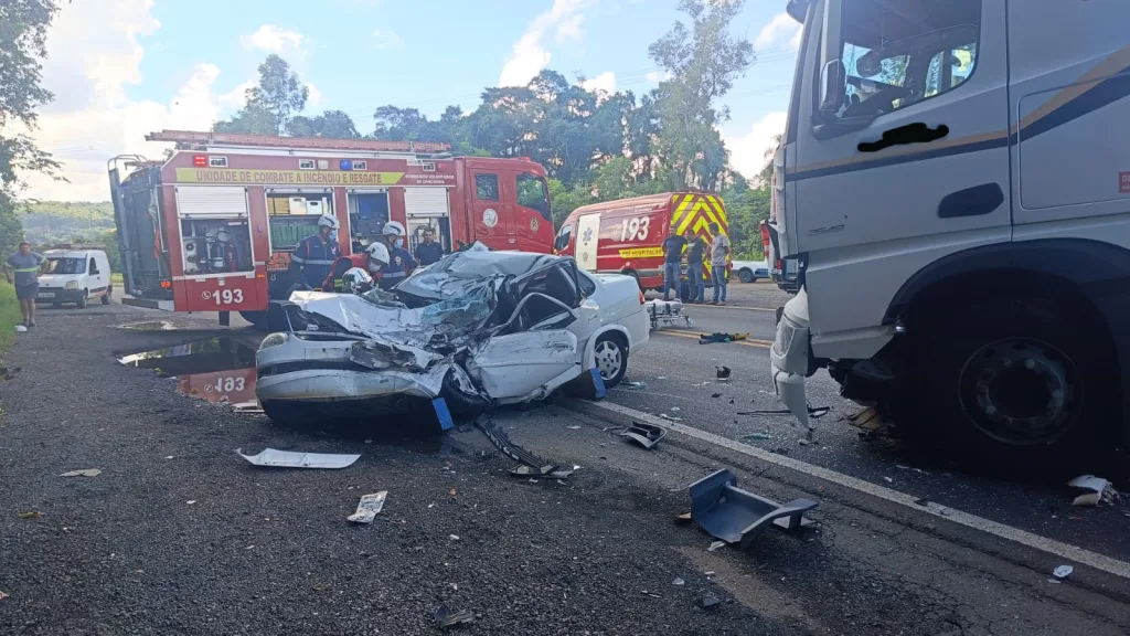 Colisão entre carreta e carro deixa uma vítima fatal na BR-153 em Concórdia