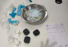 Advogada é flagrada tentando entrar com eletrônicos escondidos em presídio