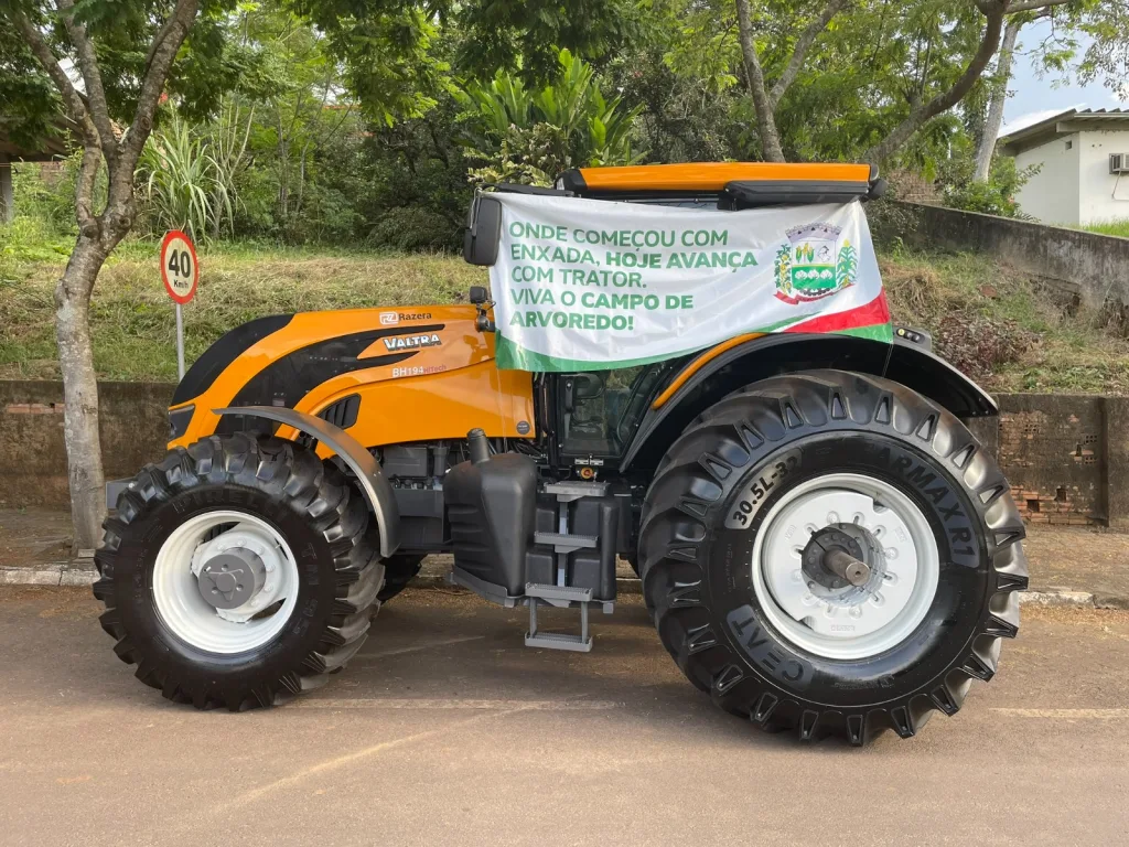 Prefeitura de Arvoredo recebe novo trator para a Agricultura