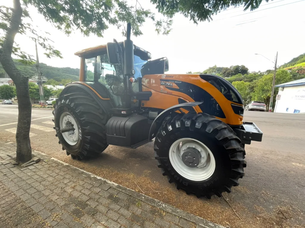 Prefeitura de Arvoredo recebe novo trator para a Agricultura