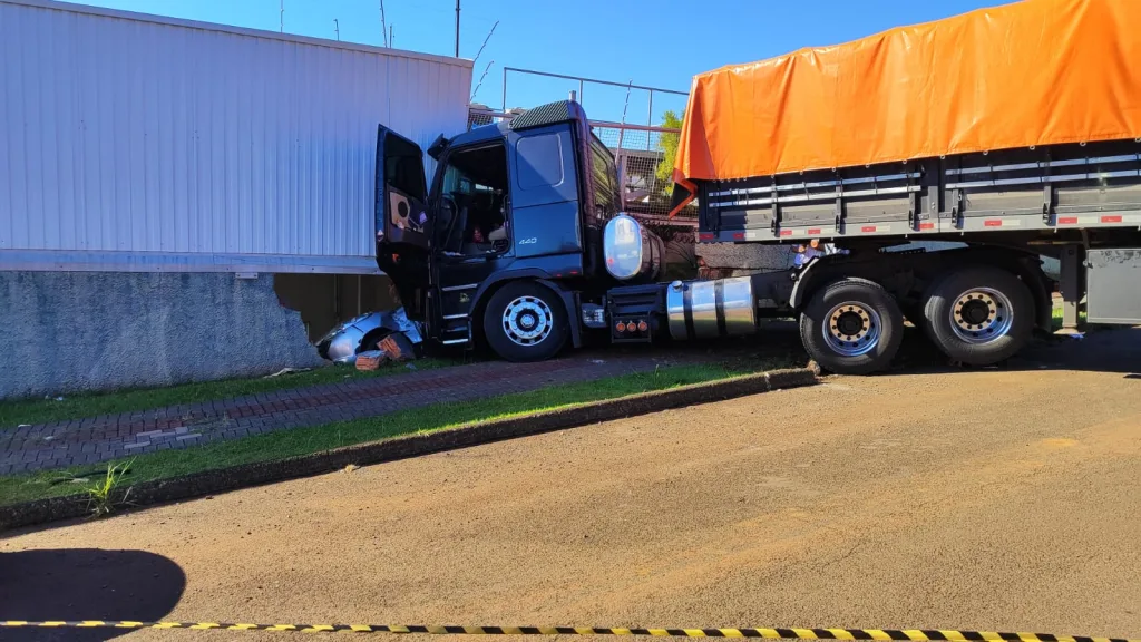 Caminhão desgovernado atinge carro estacionado e colide contra edificação em Chapecó