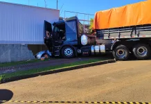 Caminhão desgovernado atinge carro estacionado e colide contra edificação em Chapecó