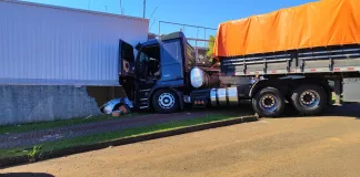 Caminhão desgovernado atinge carro estacionado e colide contra edificação em Chapecó