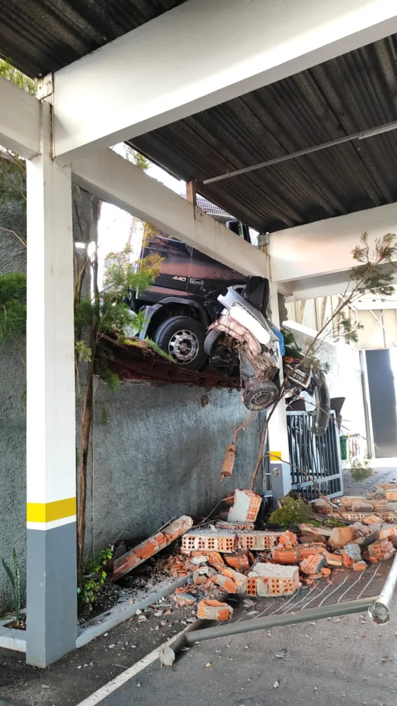 Caminhão desgovernado atinge carro estacionado e colide contra edificação em Chapecó