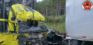Colisão frontal entre carretas deixa dois mortos na SC-350 em Lebon Régis