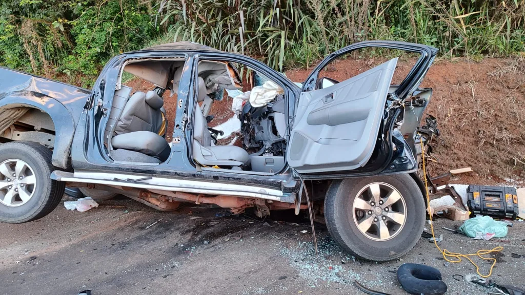 Colisão frontal entre caminhão e camionete deixa três mortos e quatro feridos em Chapecó