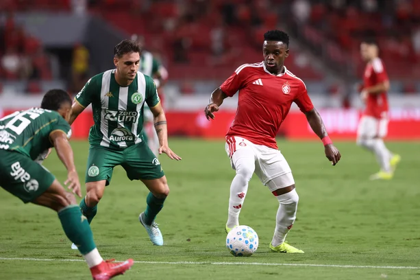 Inter vence Chapecoense e sai da zona do rebaixamento do Brasileirão