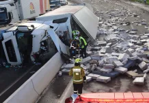 Tombamento de carreta provoca vazamento de combustível na BR-282