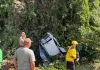 Caminhão e carro despencam de barranco na Rua Três de Abril em Seara