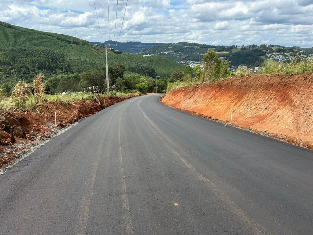 Concluído o asfaltamento na subida para Rui Barbosa