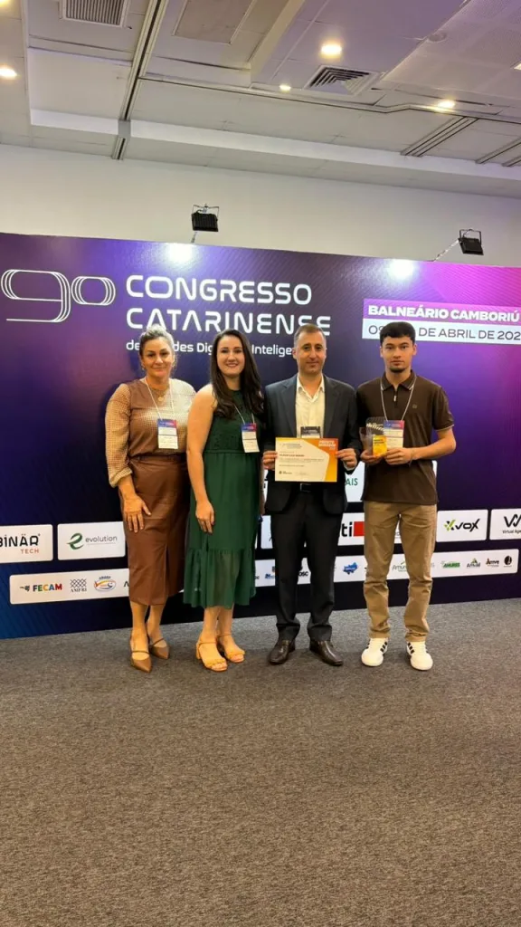 Prefeito Flavio Benini com equipe de servidores municipais