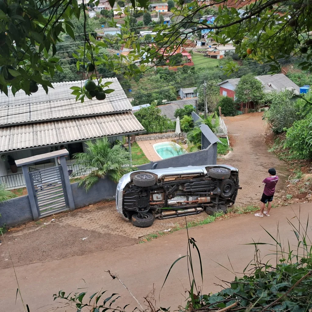 Caminhonete tomba no bairro Monte Castelo