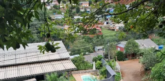 Caminhonete tomba no bairro Monte Castelo