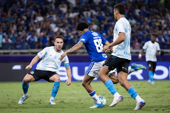 Grêmio perde para o Cruzeiro, se aproxima do Z-4 e aumenta pressão no vestiário