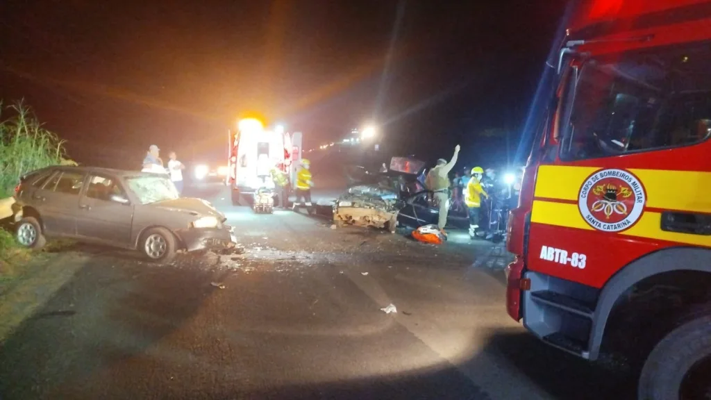 Colisão frontal entre dois veículos deixa cinco feridos no Oeste de SC