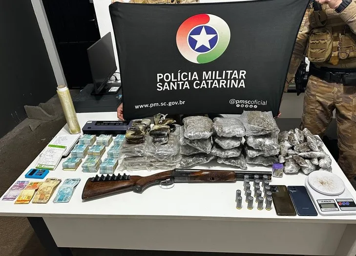 Homem é preso por tráfico de drogas e posse de arma e munição em Chapecó