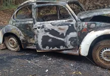 Incêndio destrói Fusca no interior de Concórdia