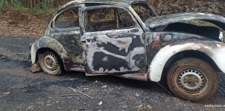 Incêndio destrói Fusca no interior de Concórdia