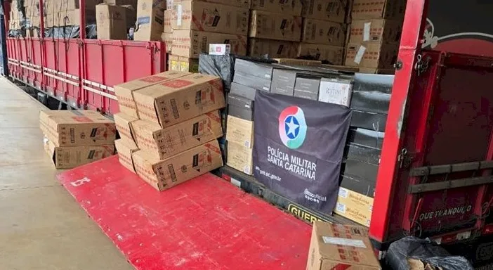 Caminhão com 207 mil carteiras de cigarros e mais de mil garrafas de vinho é apreendido