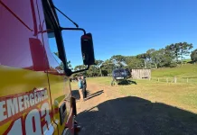 Tombamento de trator deixa homem gravemente ferido no Oeste