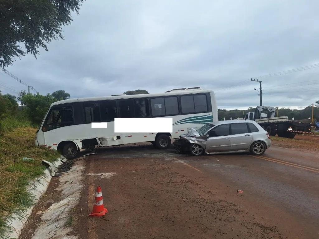 Jovem morre após colisão entre carro e micro-ônibus em Chapecó