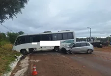 Jovem morre após colisão entre carro e micro-ônibus em Chapecó