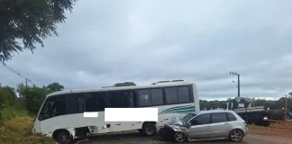 Jovem morre após colisão entre carro e micro-ônibus em Chapecó