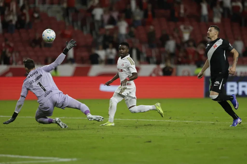 Inter goleia o Vasco no Beira-Rio