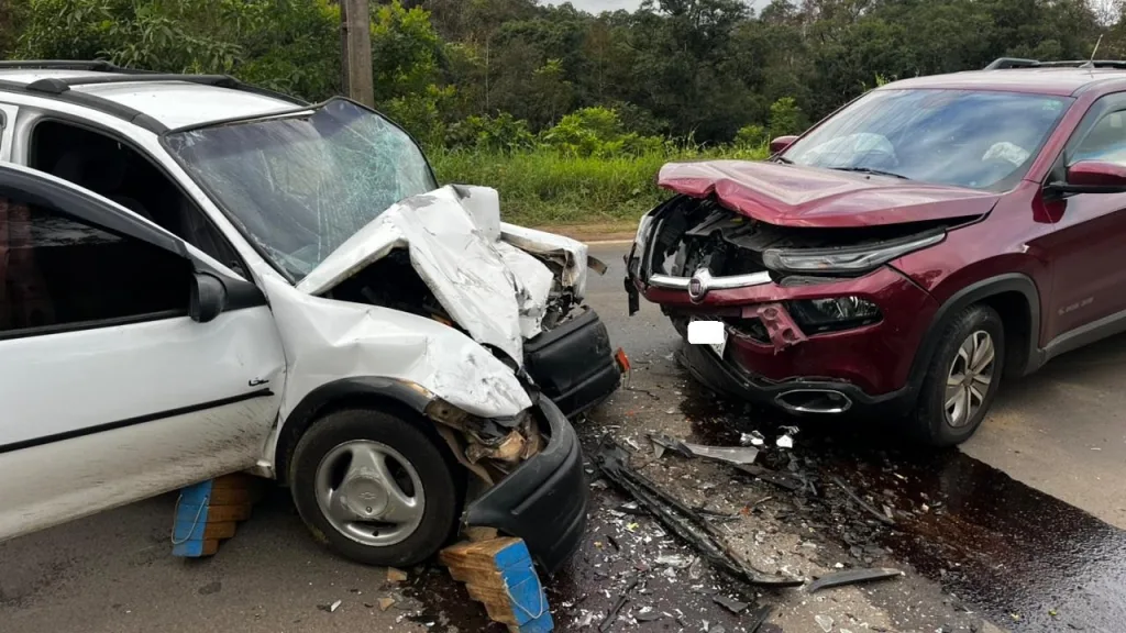 Colisão frontal deixa condutor preso às ferragens em Concórdia