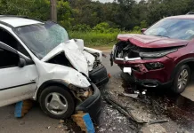 Colisão frontal deixa condutor preso às ferragens em Concórdia