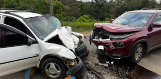 Colisão frontal deixa condutor preso às ferragens em Concórdia