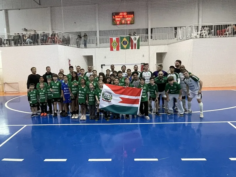 Novos uniformes são entregues para as escolinhas esportivas de Arvoredo