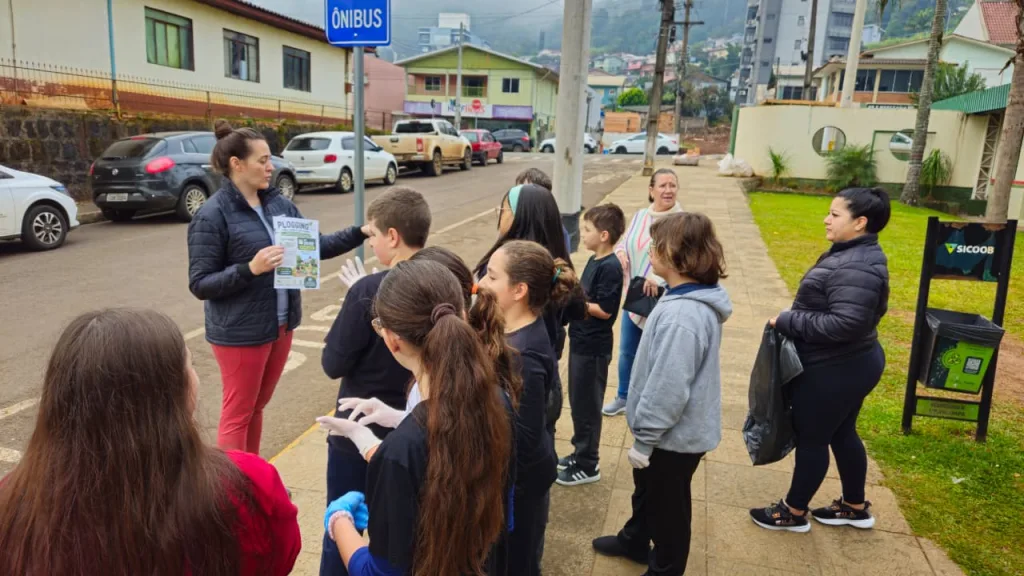 Alunos da EEB Seara realizam caminhada ecológica