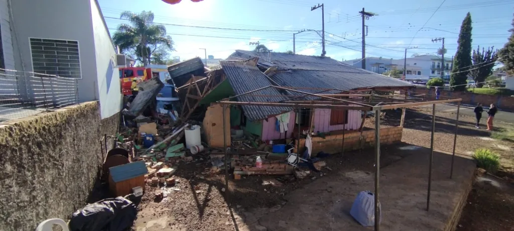 Acidente de grandes proporções destrói três veículos e uma residência em Xanxerê