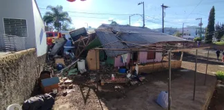 Acidente de grandes proporções destrói três veículos e uma residência em Xanxerê