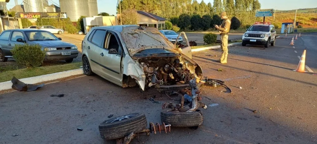 Grave acidente destrói veículo e deixa motorista ferido no acesso a Zortéa