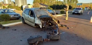 Grave acidente destrói veículo e deixa motorista ferido no acesso a Zortéa