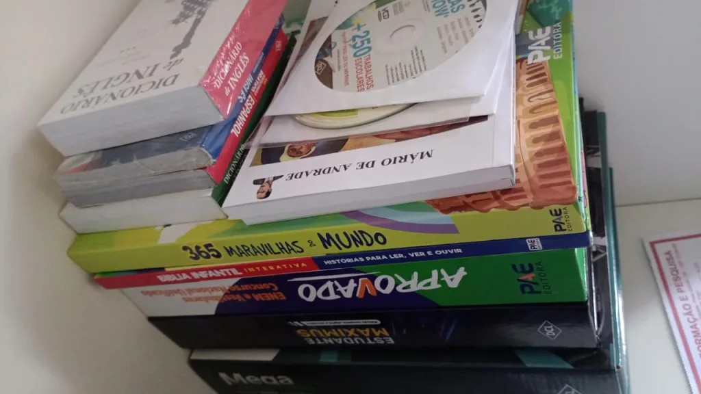 Alerta de golpe venda irregular de livros no interior de Seara