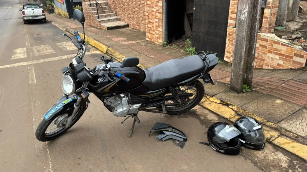 Colisão entre moto e carro é registrada no bairro São João