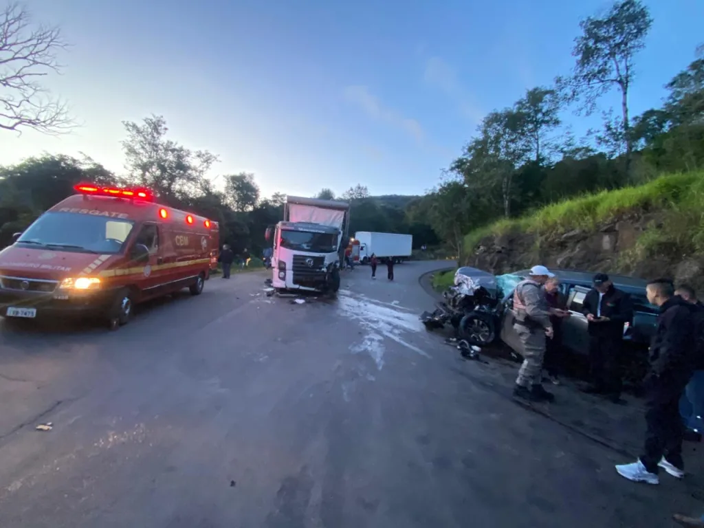 Colisão entre carro e caminhão deixa três feridos na BR-480