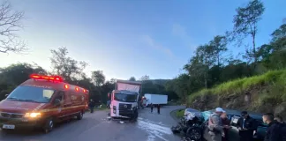 Colisão entre carro e caminhão deixa três feridos na BR-480