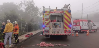 Carro desce ribanceira e deixa motorista gravemente ferido em Concórdia