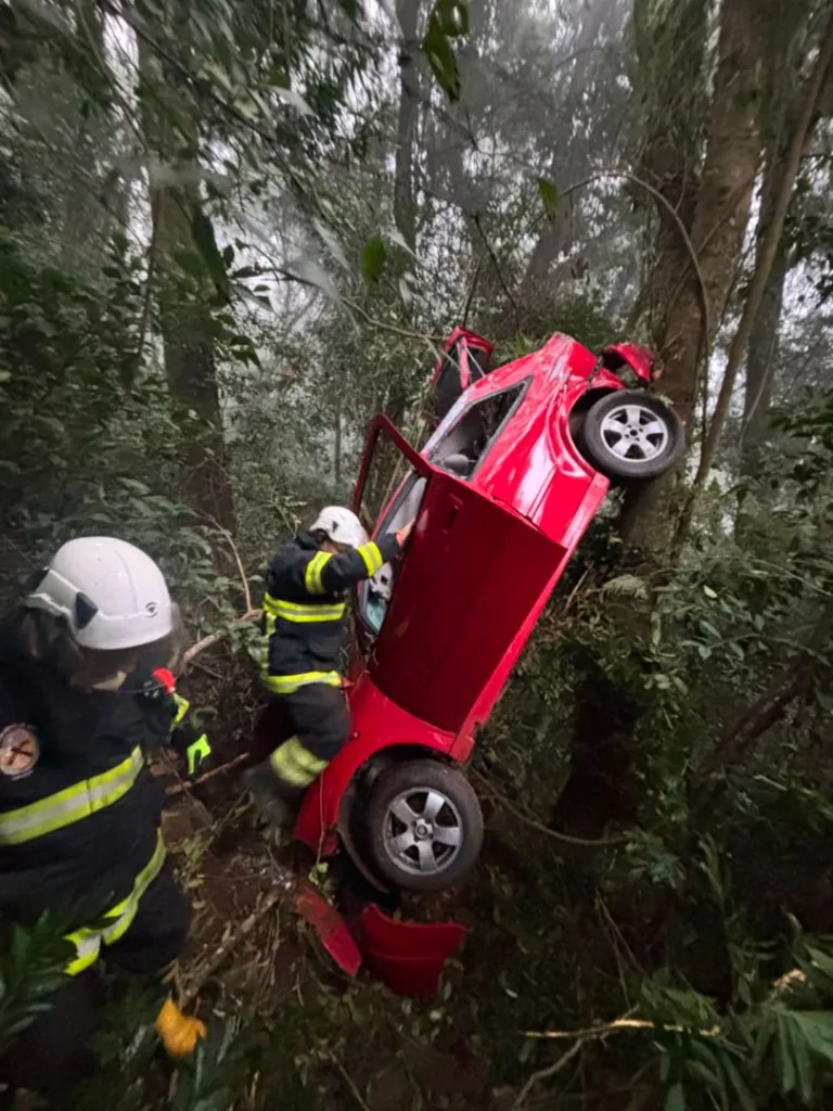 Carro desce ribanceira e deixa motorista gravemente ferido em Concórdia