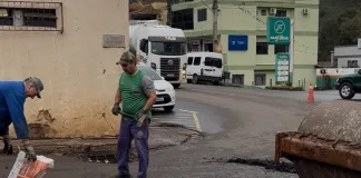 Tapa-buracos paliativo é realizado na avenida Paludo e rua Herculano Zanuzzo