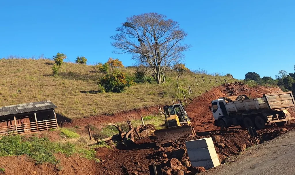 Atrasos em pagamentos na obra da SC-283 levam terceirizados a retirar máquinas e ameaçar ação judicial