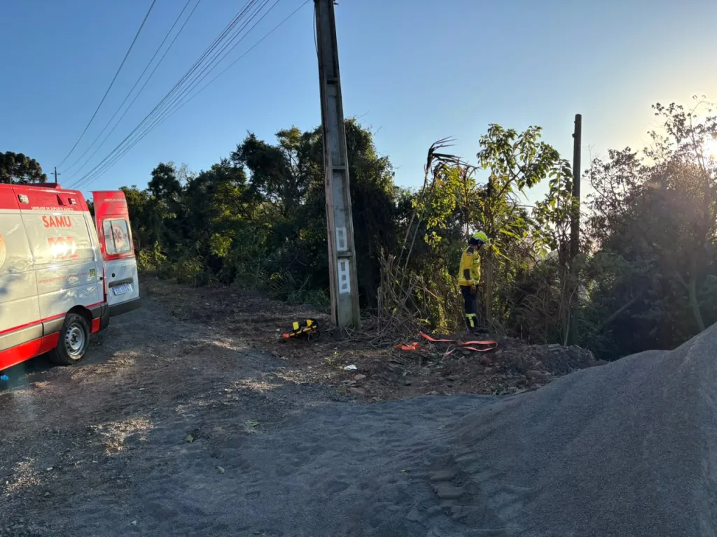 Veículo sai da pista e cai em ribanceira na SC-283 em Seara
