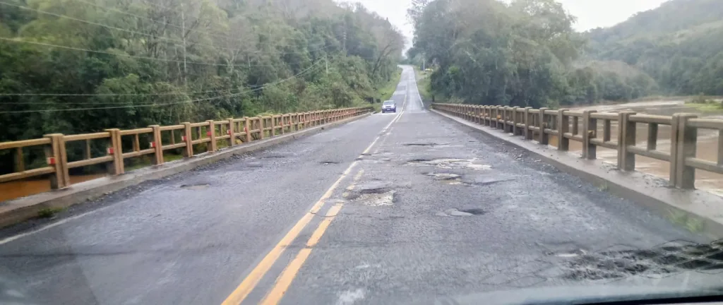 Ponte sobre o rio Jacutinga, na SC-283, apresenta buracos
